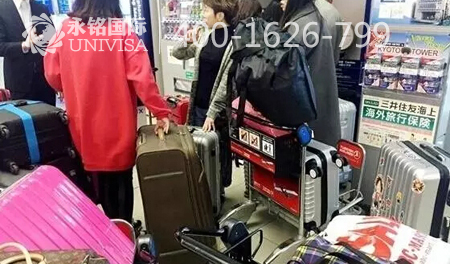 朋友回國(guó)的旅行箱，被海關(guān)大爺們無情地打開了……