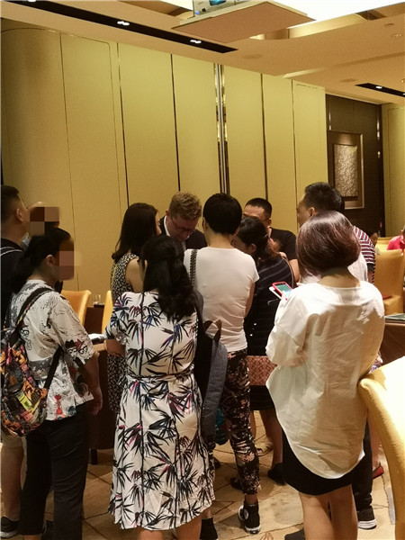 現(xiàn)場(chǎng)等待咨詢Austin先生的人群