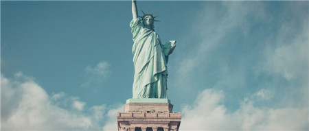 藍(lán)天下的自由女神像