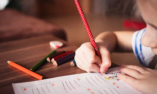 學(xué)習(xí)的小女孩