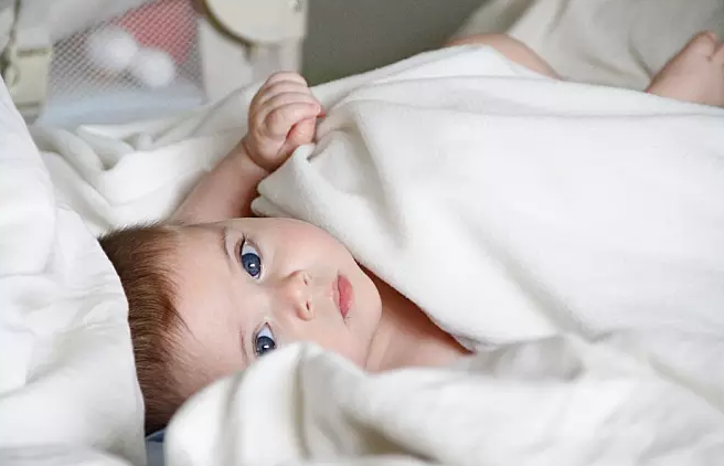 黃發(fā)碧眼的小嬰兒